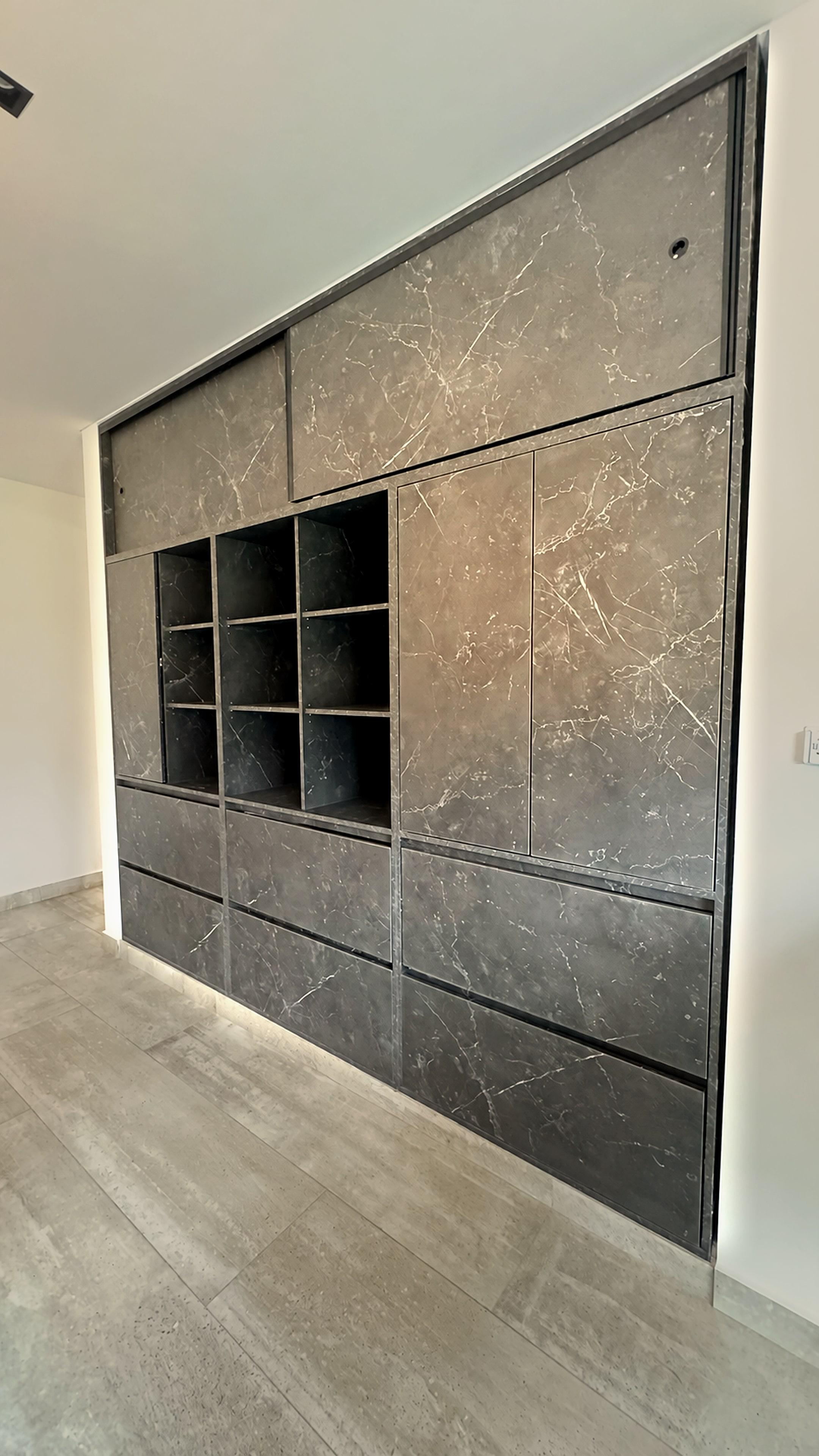 Mueble de living en gris oscuro veteado, con nicho abierto, puertas y cajones