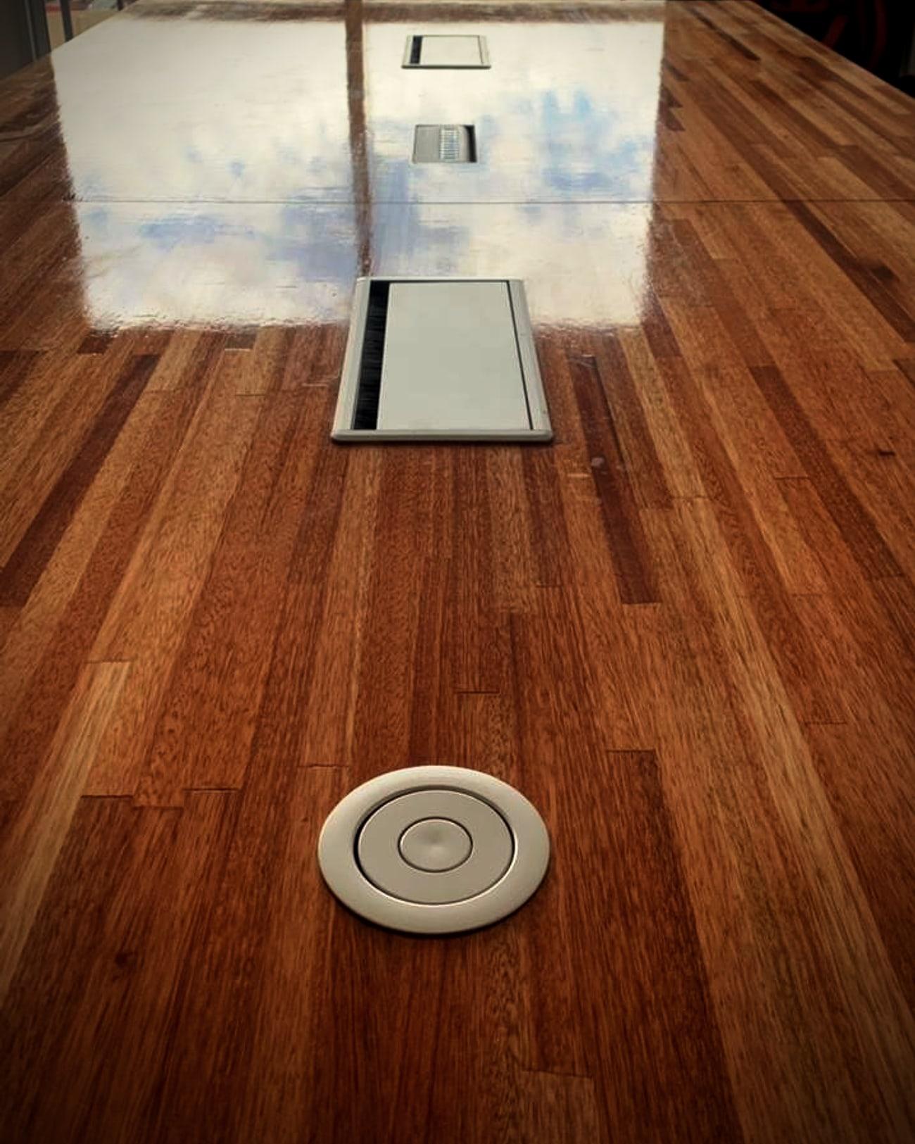 Mesa de oficina con tapa de madera y tomas embutidas