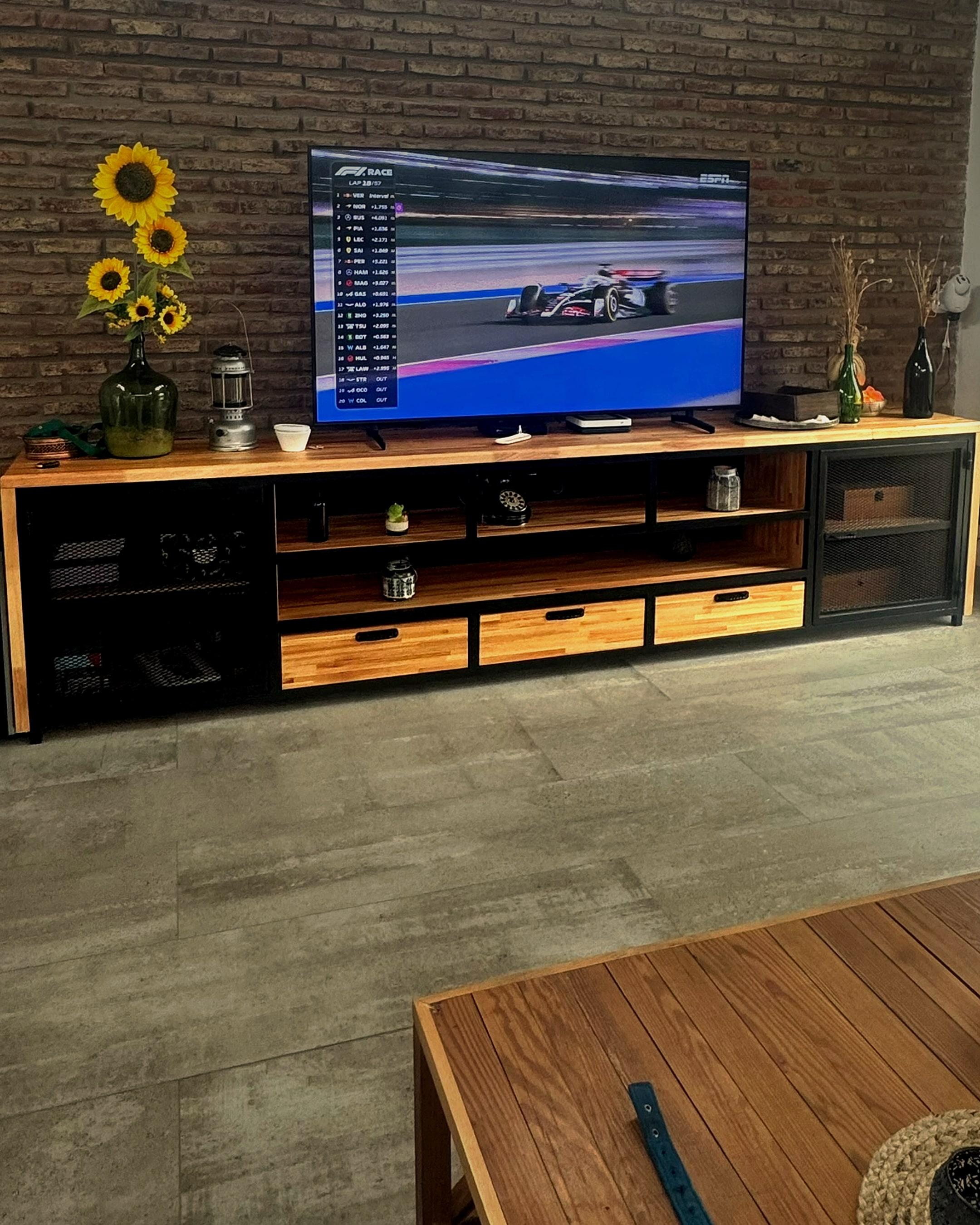 Rack de TV en madera maciza y estructura de hierro