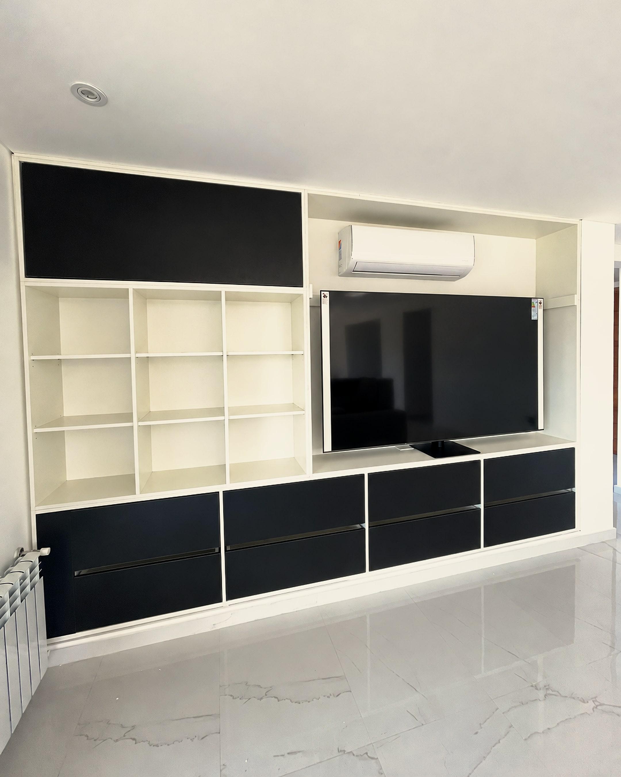 Mueble de living blanco con frentes en grafito y nicho para TV