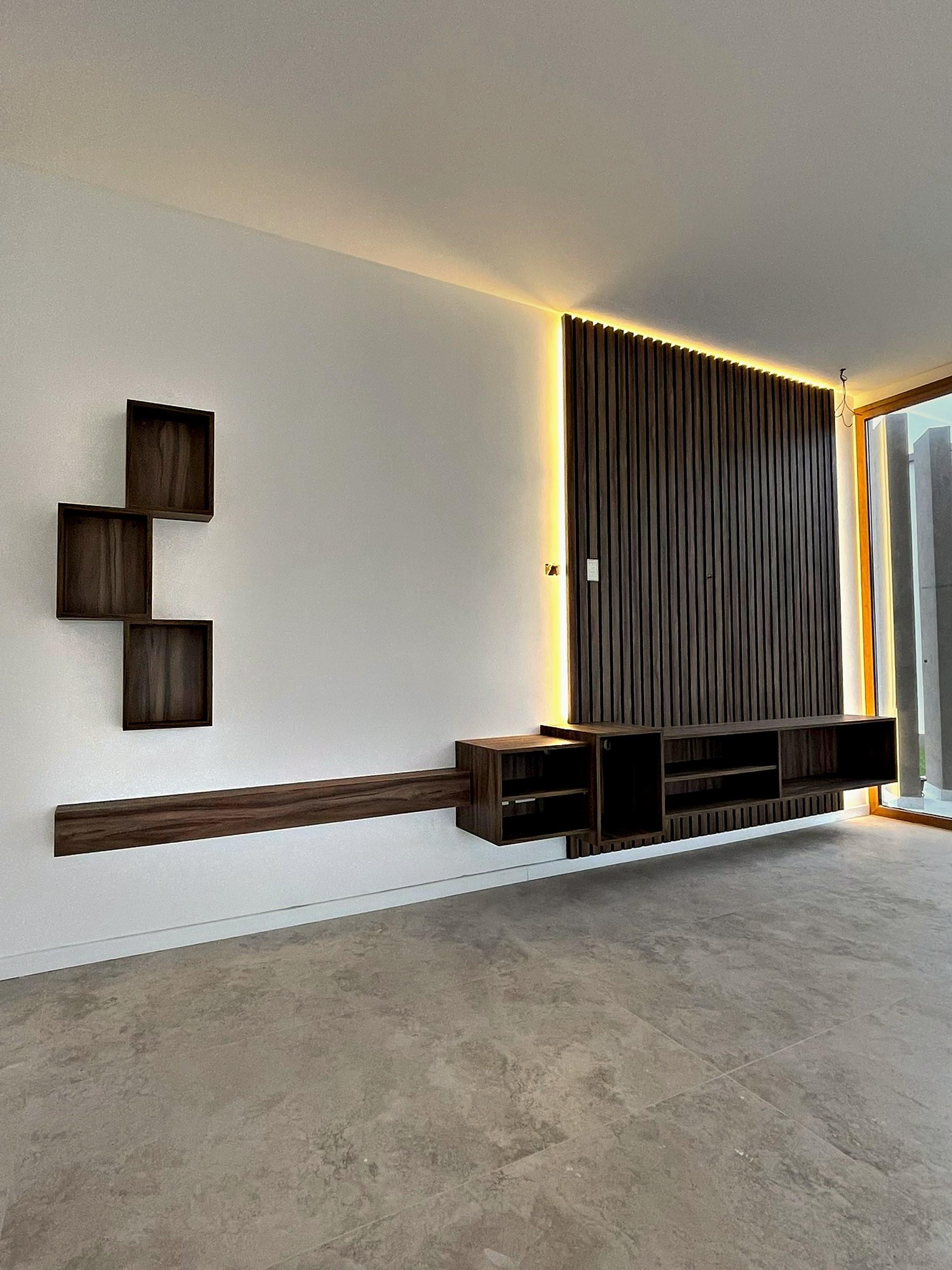 Mueble de TV flotante con panel de listones de madera, estantes cúbicos y luz LED