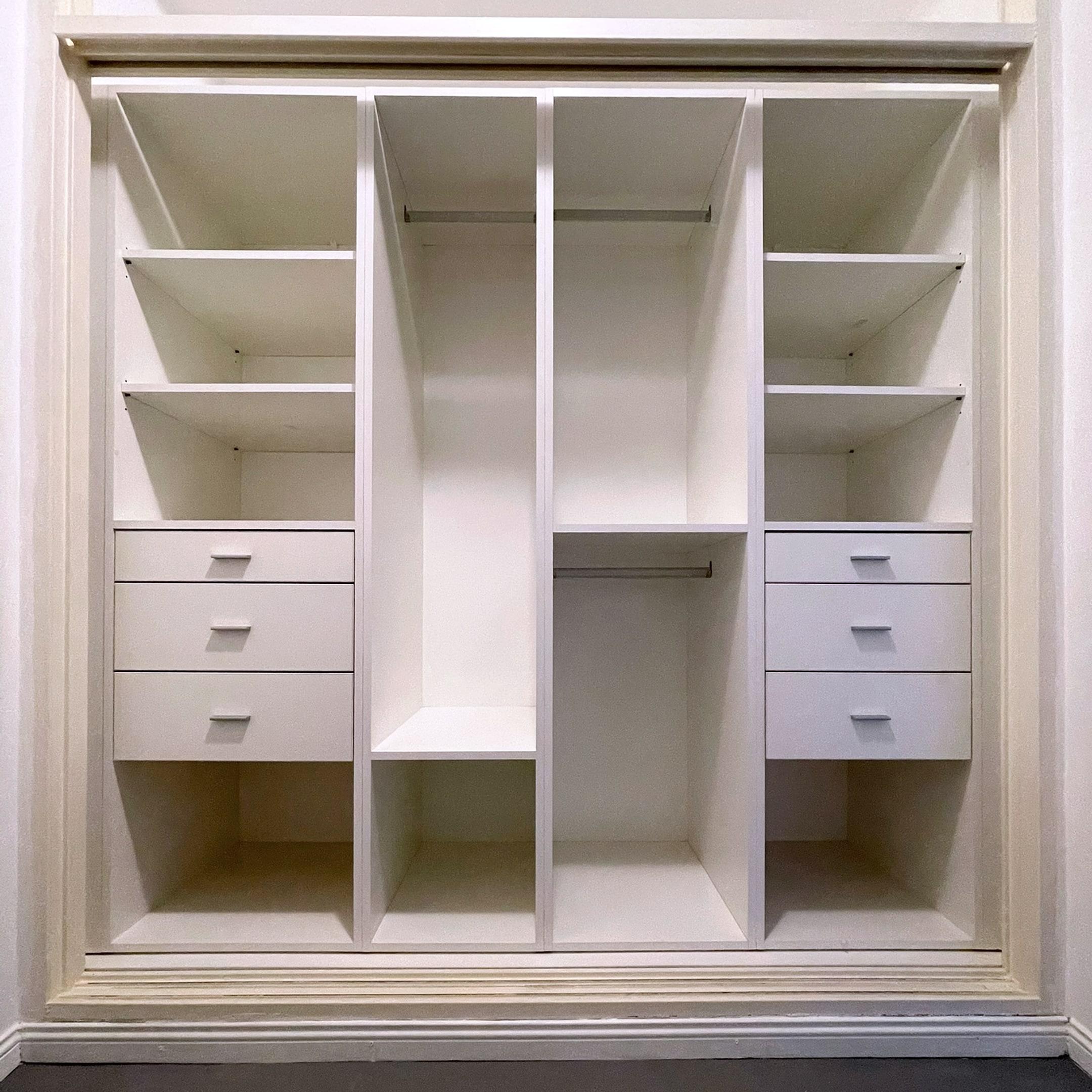 Vestidor con cajoneras y barrales