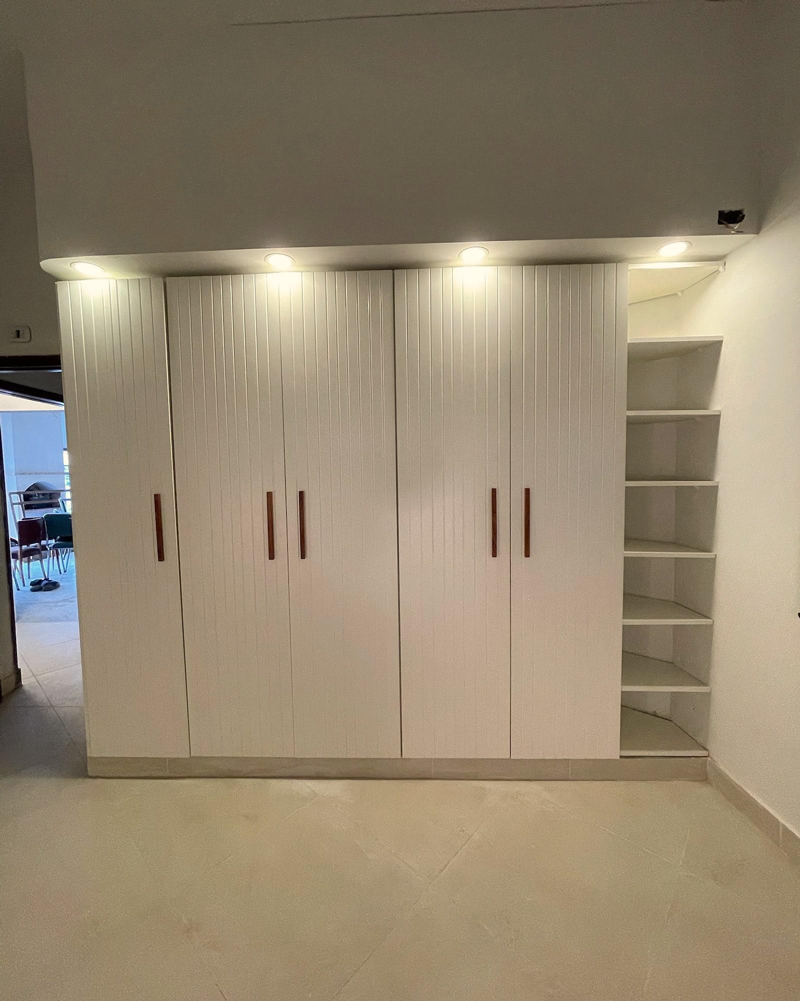Vestidor con puertas ranuradas y tiradores de madera