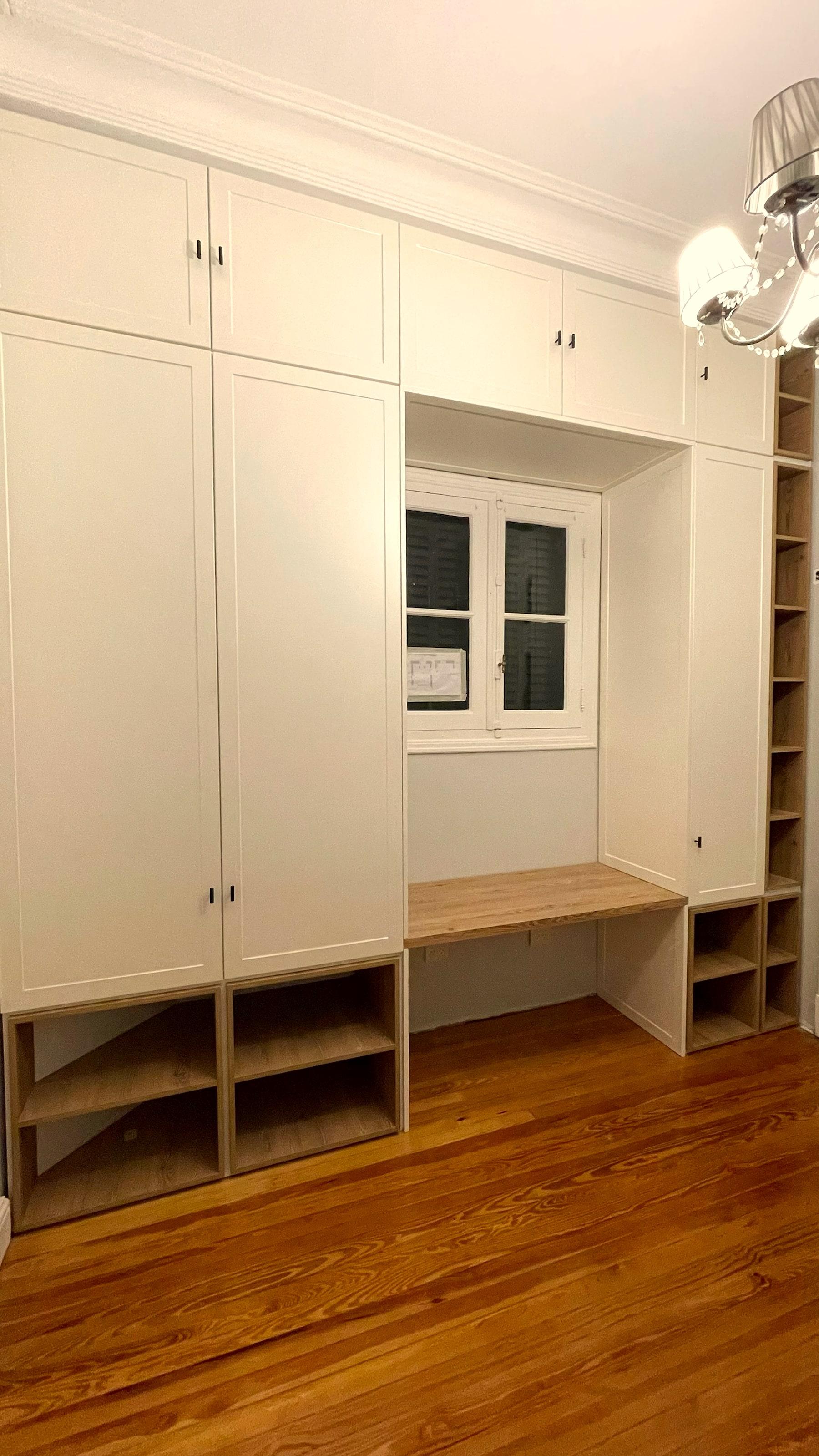 Vestidor blanco con estantes de madera y escritorio