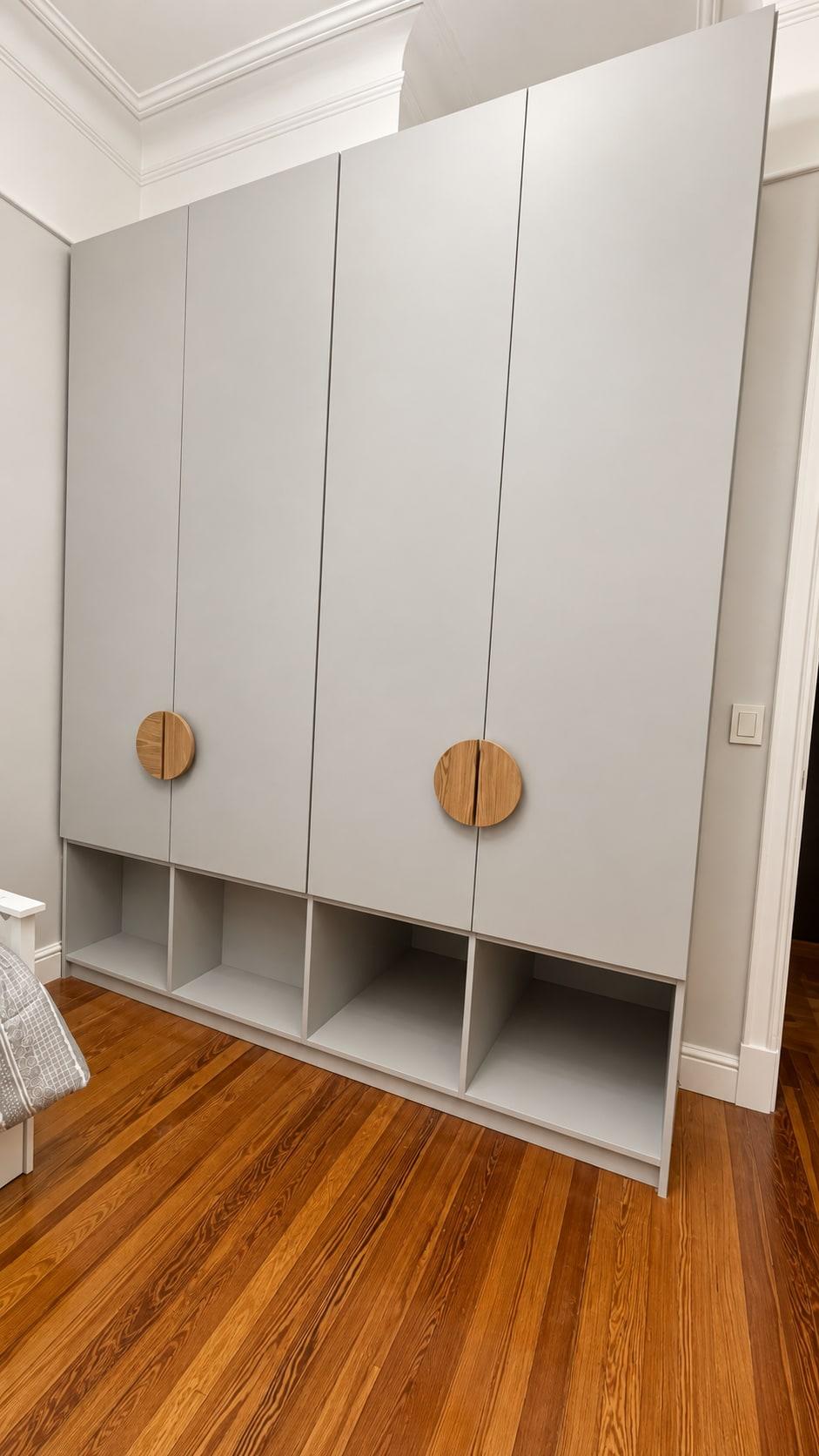 Placard gris con manijas redondas de madera